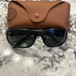 Black ray ban sunglasses